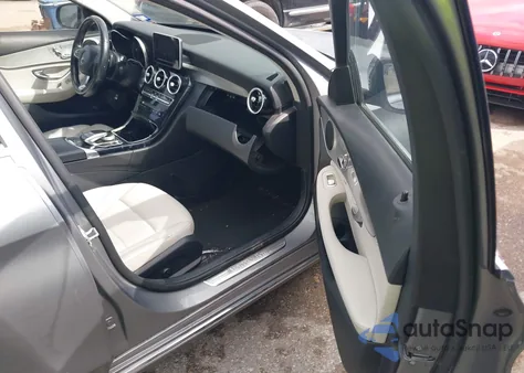 2016 Mercedes-Benz C 300 z USA, uszkodzony, nr VIN 55SWF4JB2GU123907